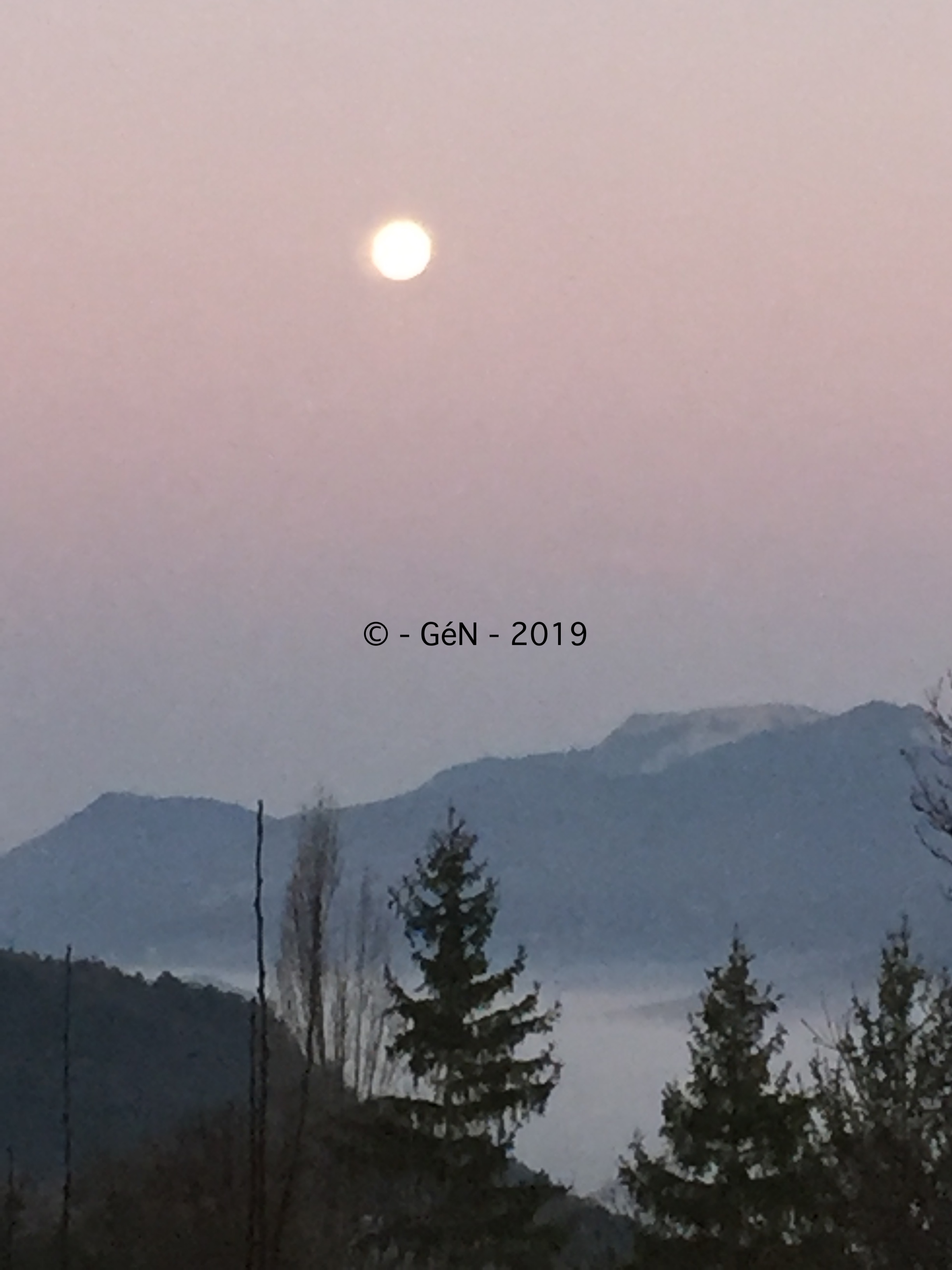 Lever en regardant l'ouest et la Lune qui s'apprête à se coucher en 2019