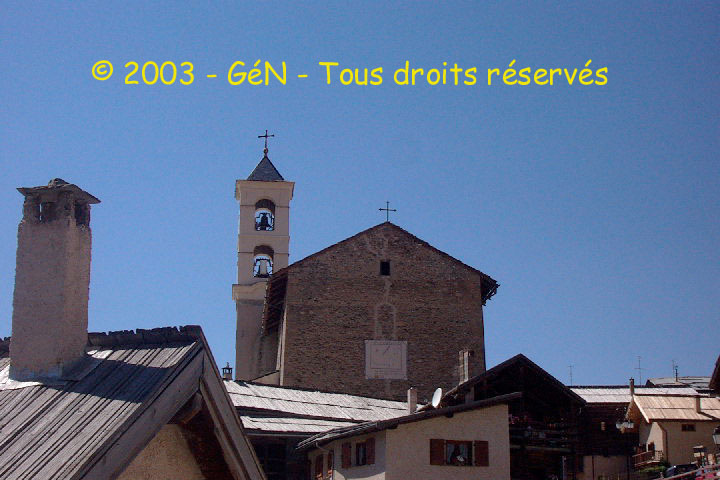 Le cadran solaire sur le pignon de l'église, elle-même dans son cadre